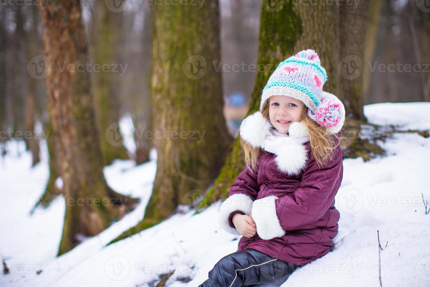 portrait de petite fille heureuse dans la neige journée d'hiver ensoleillée photo