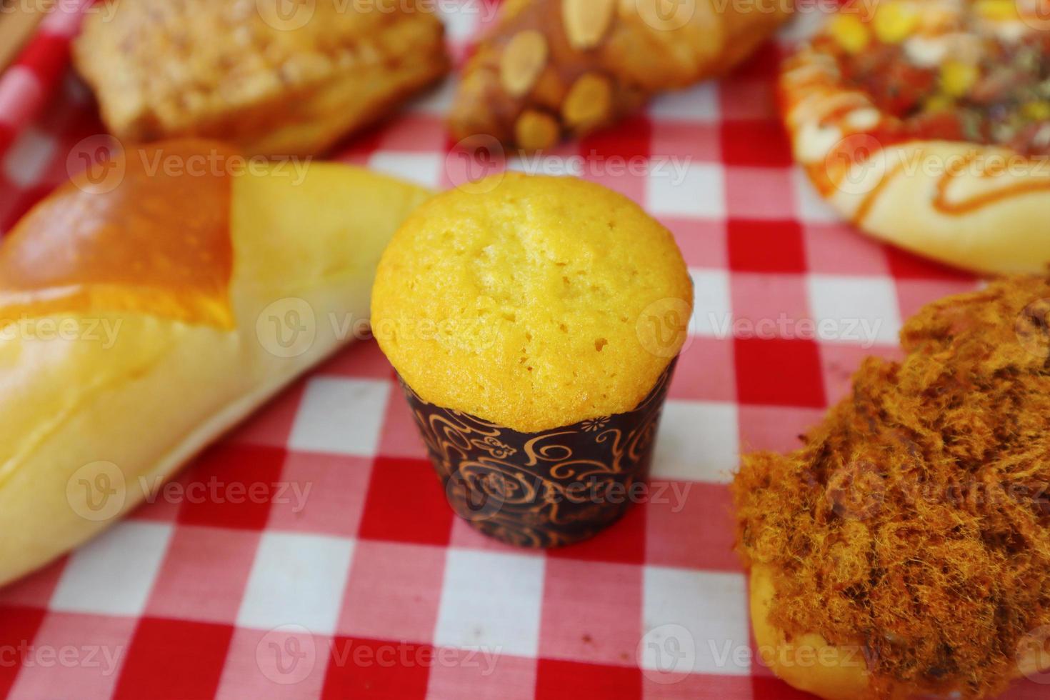 pain muffin au fromage jaune d'or photo