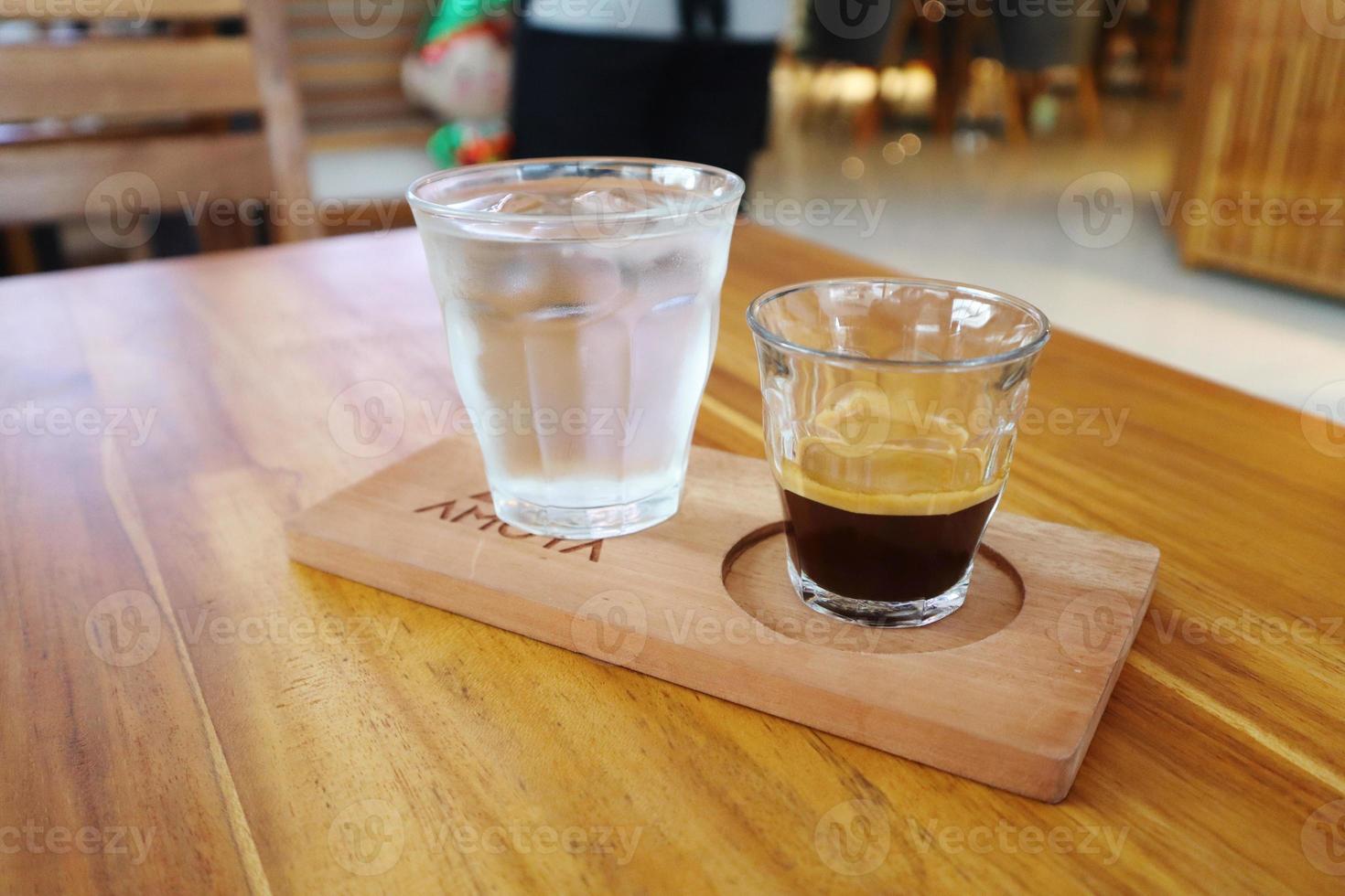 une bouteille de v60 japonais sur une table de café photo