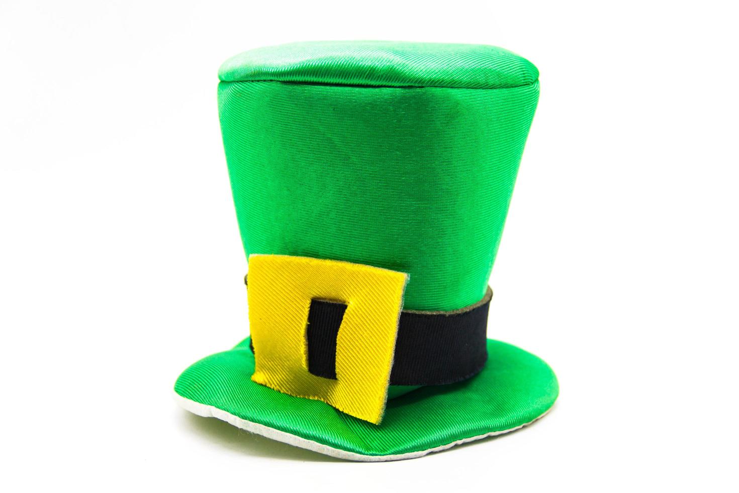 chapeau vert sur fond blanc, concept de jour de st patricks photo