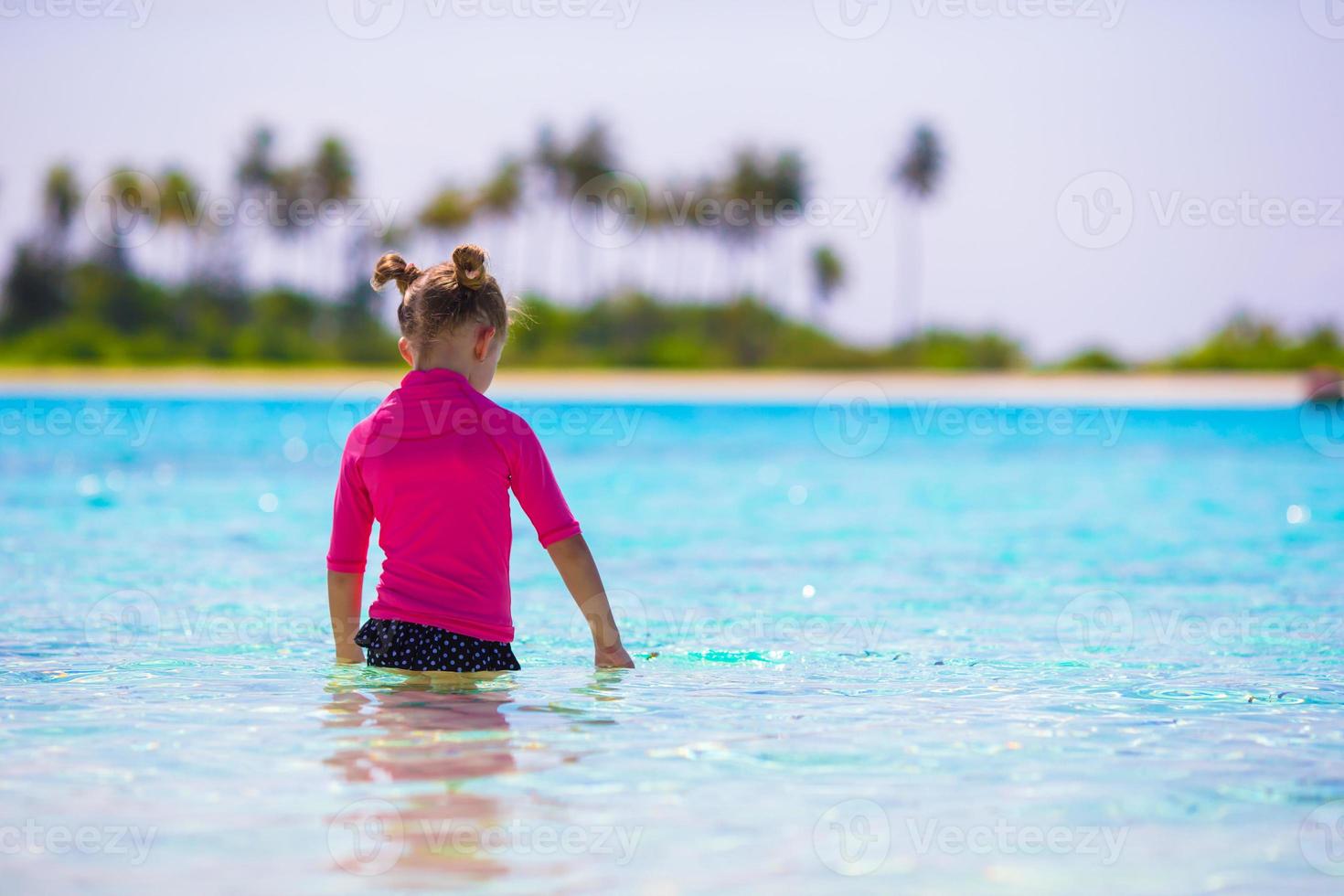 adorable petite fille à la plage pendant les vacances d'été photo