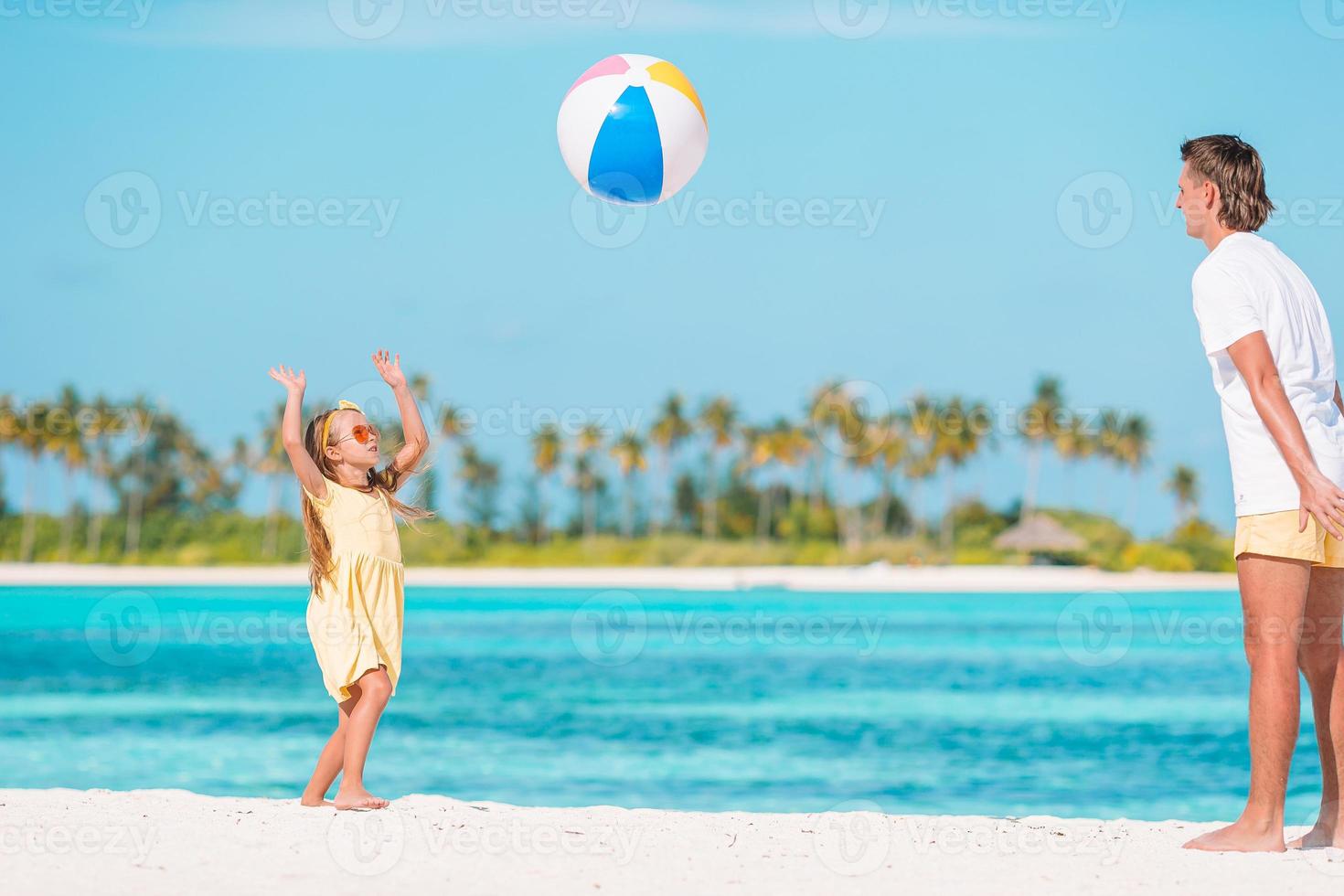 famille heureuse sur la plage avec ballon photo