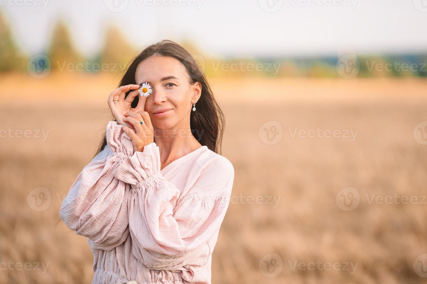 belle femme en robe dans un champ de blé photo