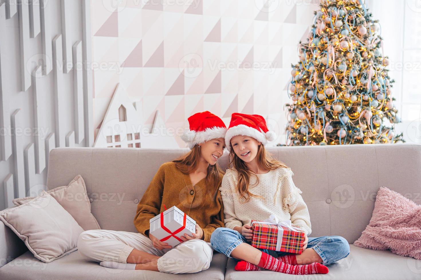 enfants heureux tenant des cadeaux de noël photo