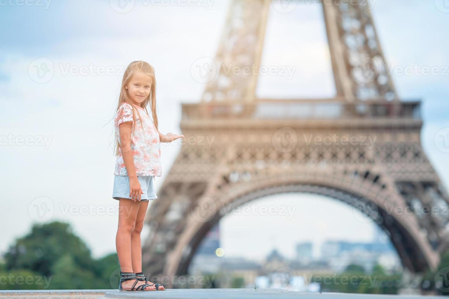 adorable petite fille à paris fond la tour eiffel pendant les vacances d'été photo