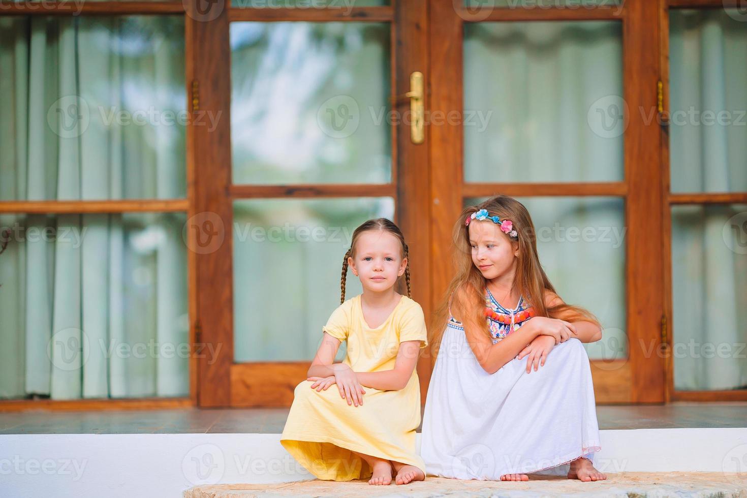 adorables petites filles en vacances exotiques d'été photo