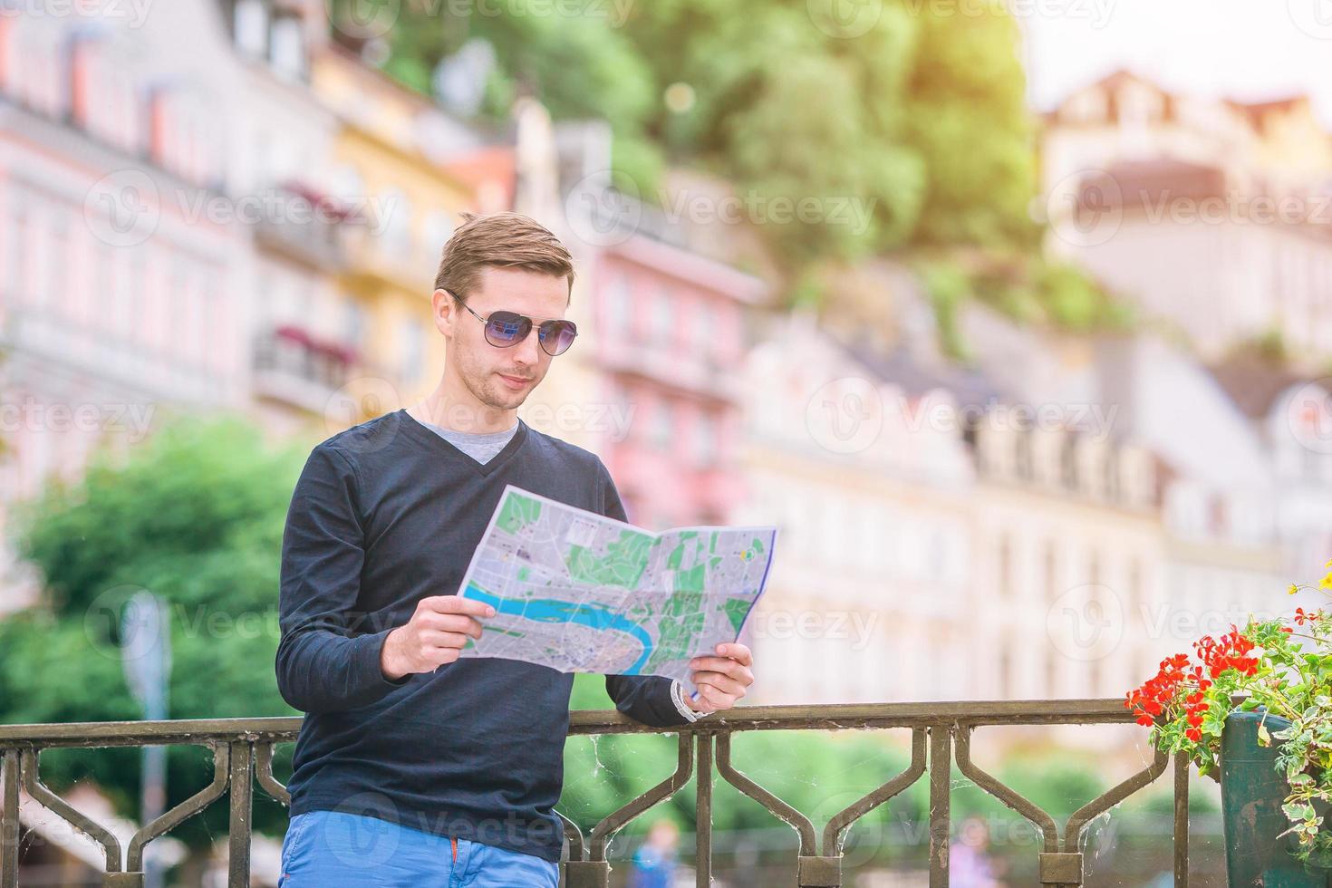 homme touriste à l'extérieur dans un village italien en vacances photo