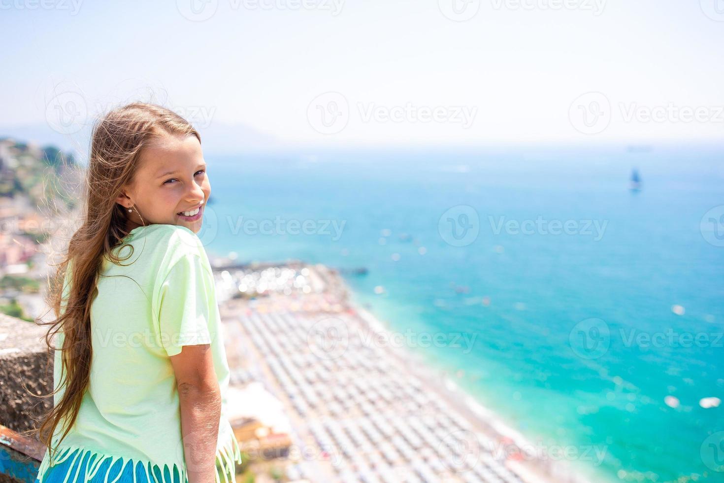 jeune fille en arrière-plan de la mer méditerranée et du ciel. photo