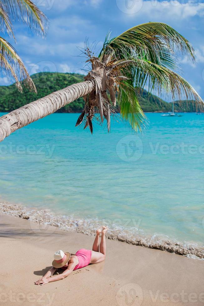 jeune femme sur une plage tropicale avec chapeau photo