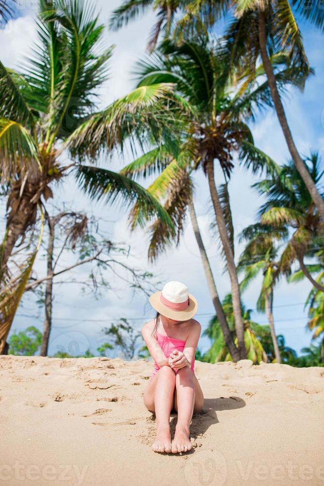 jeune femme heureuse en maillot de bain sur la plage blanche 18064108 Photo  de stock chez Vecteezy