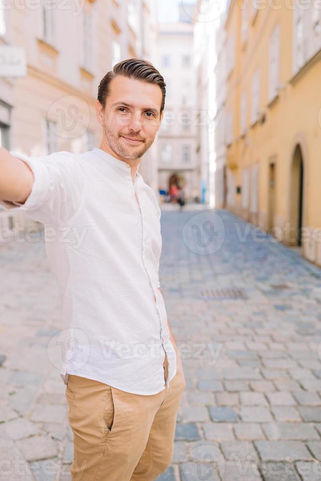 jeune homme arrière-plan la vieille ville européenne prendre selfie photo
