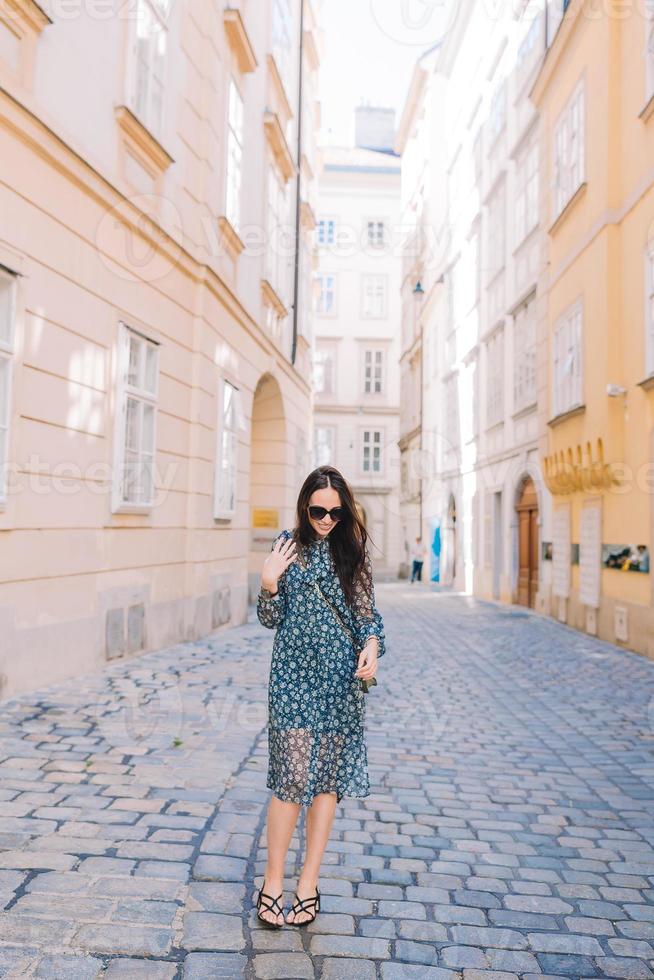 femme marchant dans la ville. jeune touriste attrayant à l'extérieur dans la ville italienne photo