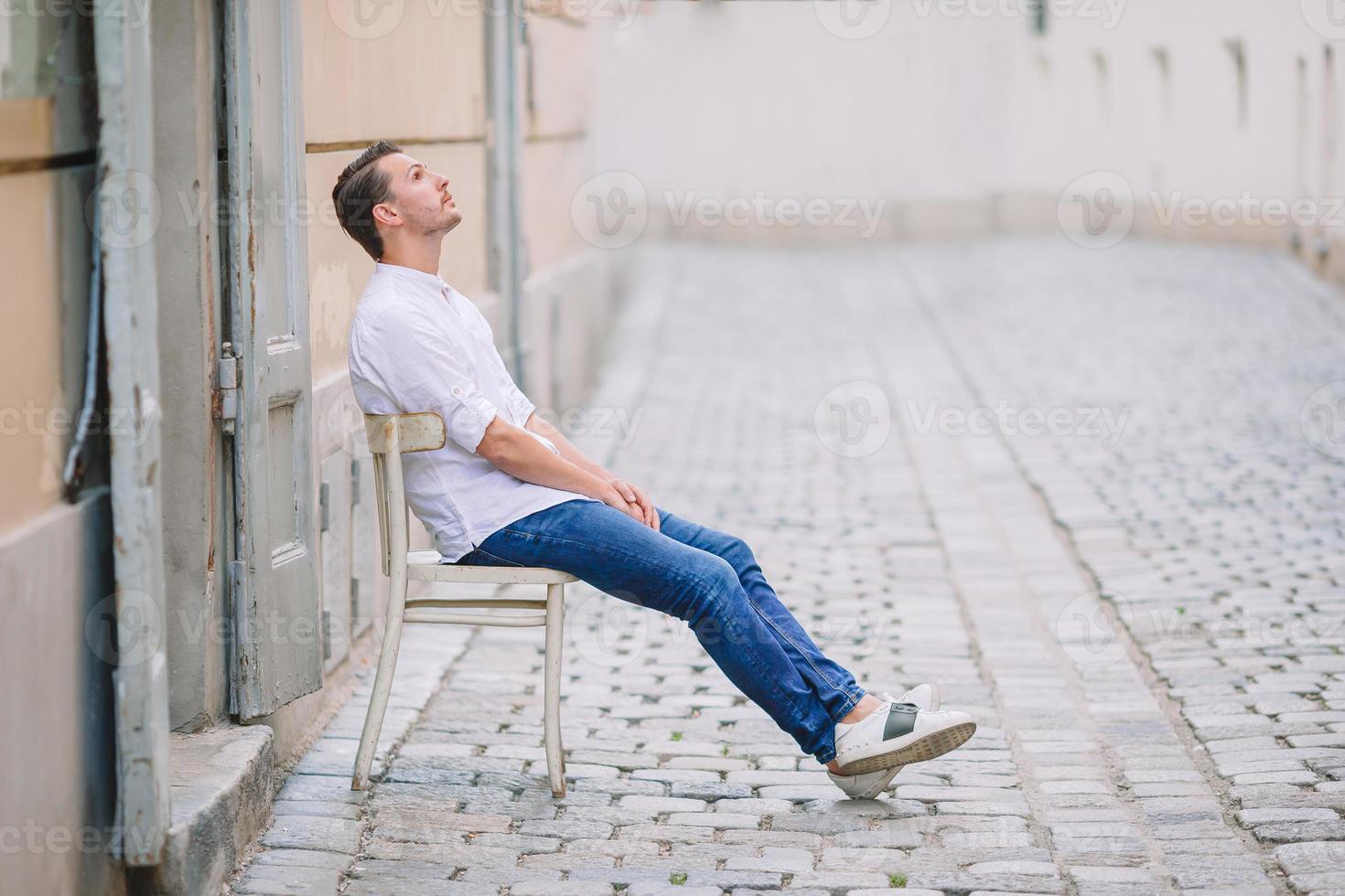 jeune homme arrière-plan la vieille ville européenne prendre selfie photo