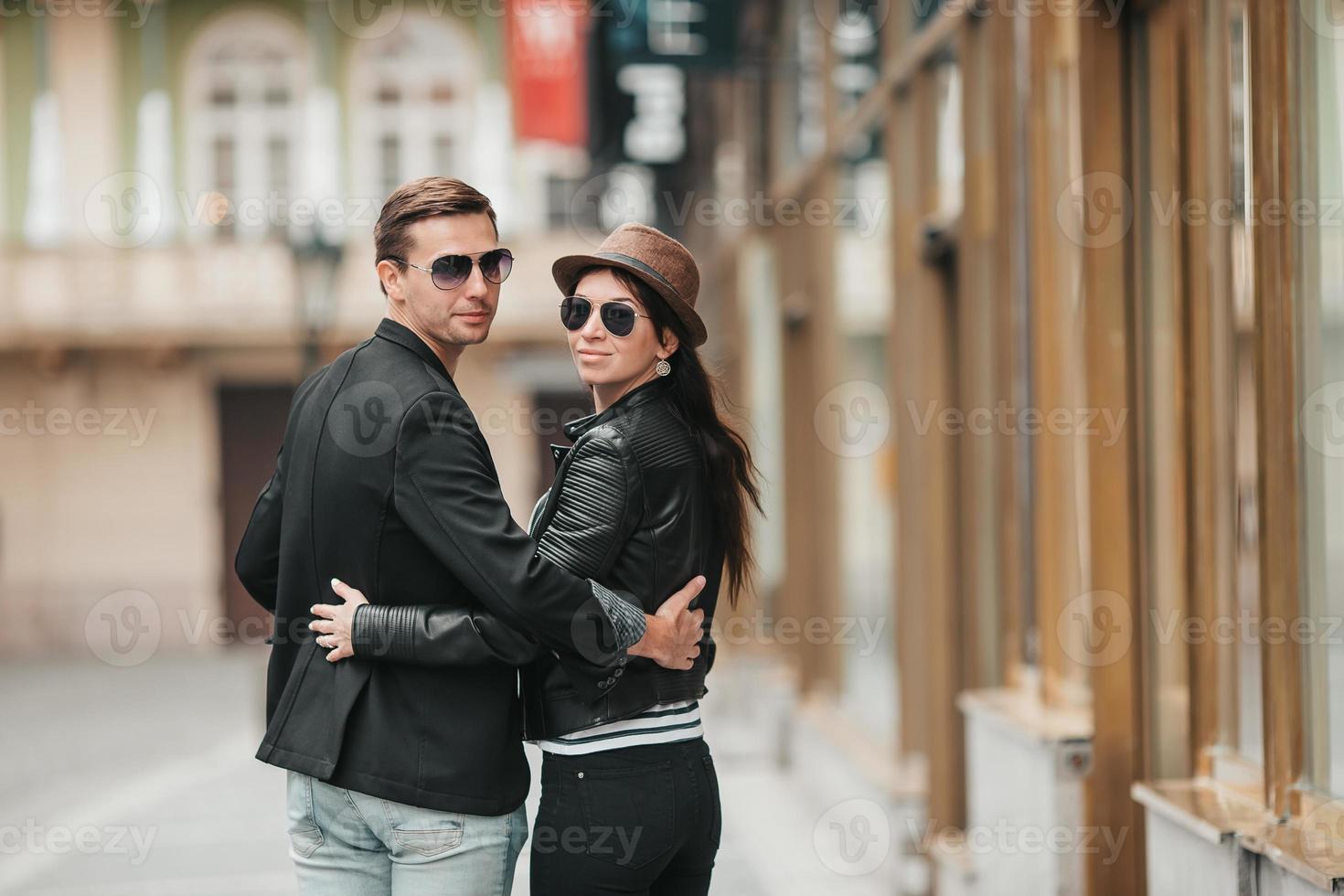 europe voyage touristes couple marchant dans les vieilles rues de la ville photo