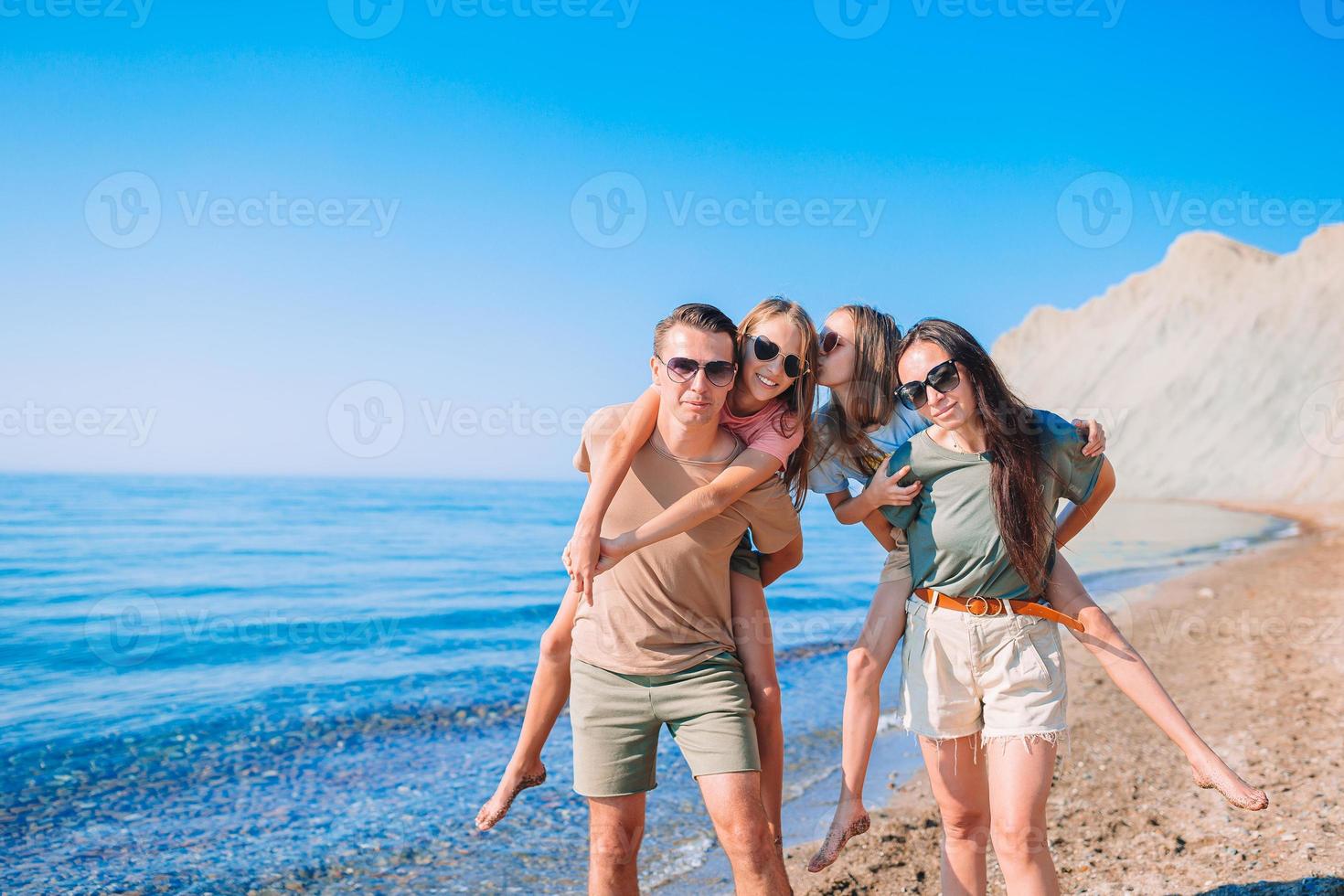 jeune famille en vacances s'amuse beaucoup photo