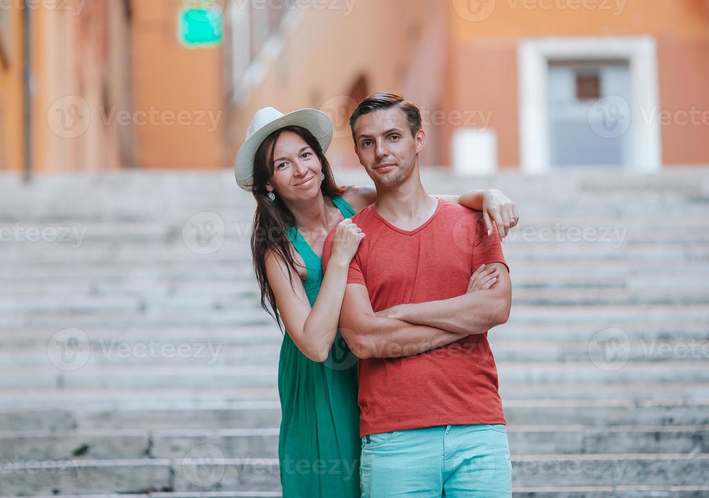 heureux couple de touristes, homme et femme voyageant en vacances en europe souriant heureux. couple caucasien. photo