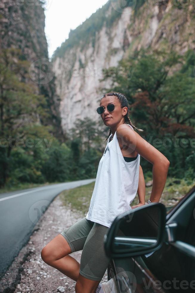 notion de voyage. belle jeune femme hipster voyage en voiture photo