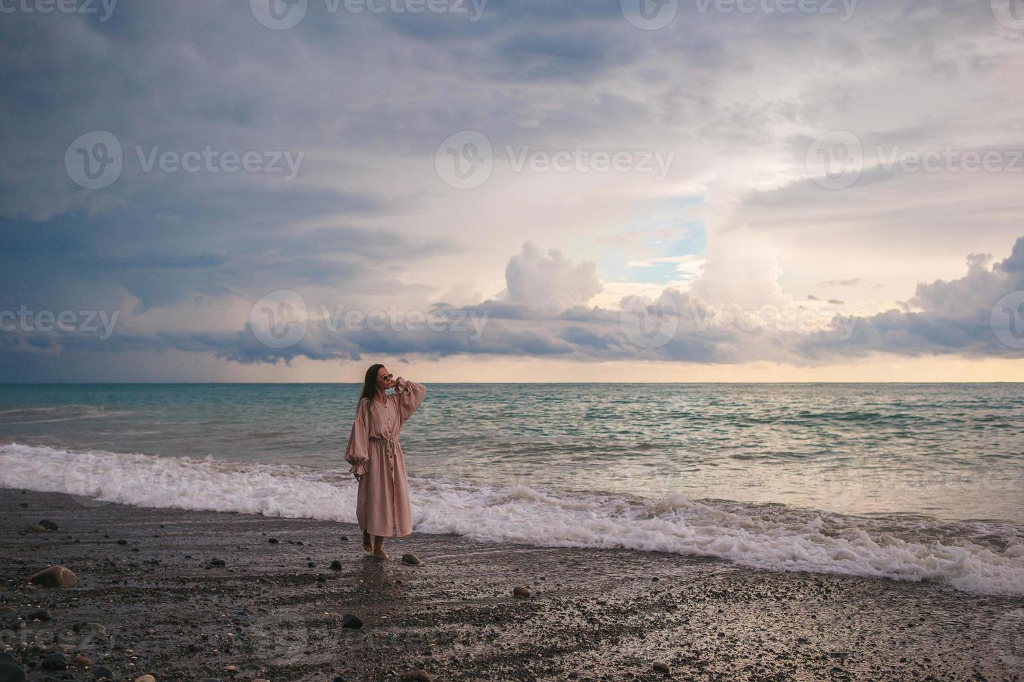 femme allongée sur la plage profitant des vacances d'été en regardant la mer photo