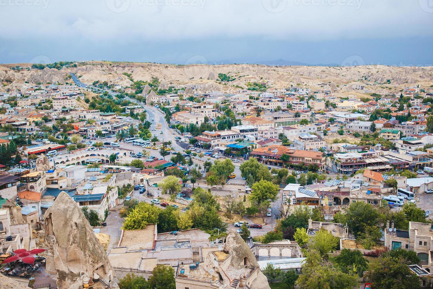 cappadoce ville souterraine à l'intérieur des rochers, la vieille ville de piliers de pierre. photo