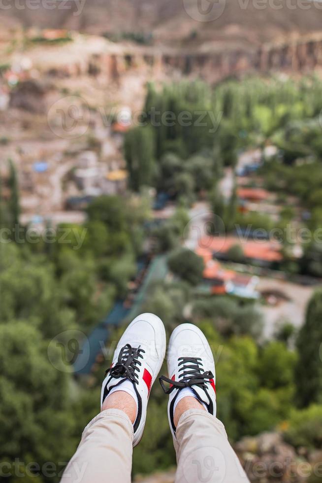 heureux jeune homme en randonnée au sommet de la colline photo