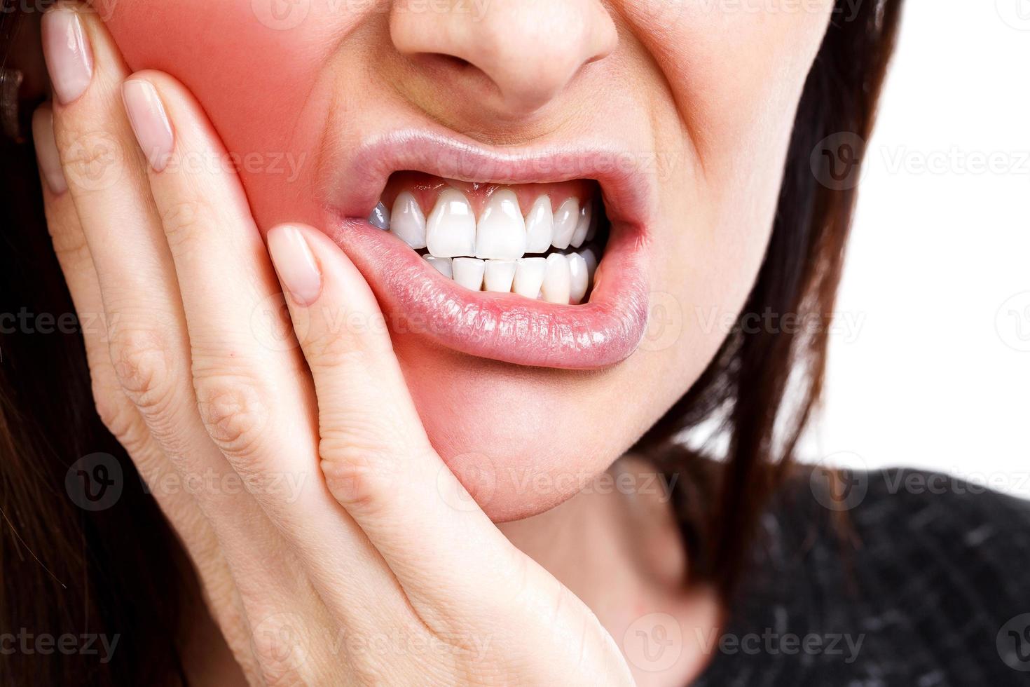 Femme avec un mal de dents, isolé sur fond blanc photo