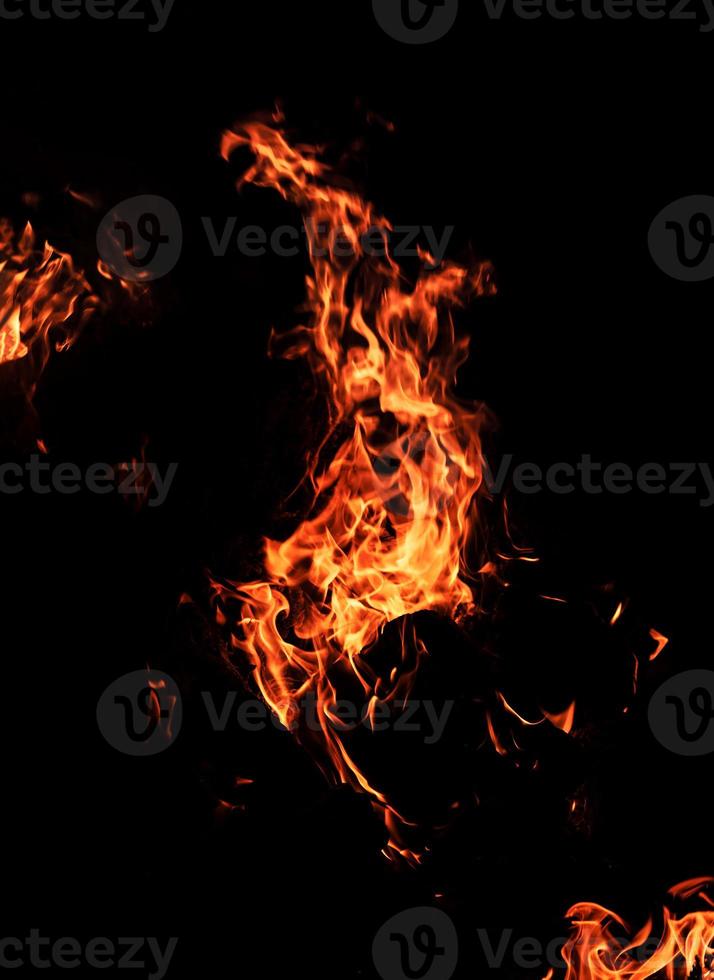 flammes de feu sur fond noir photo