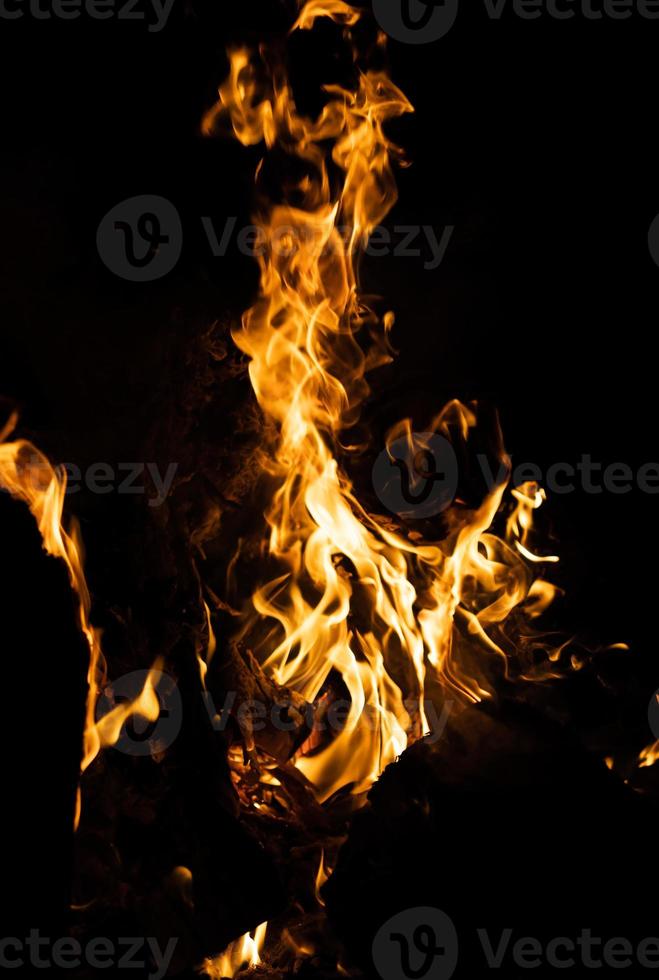 flammes de feu sur fond noir photo