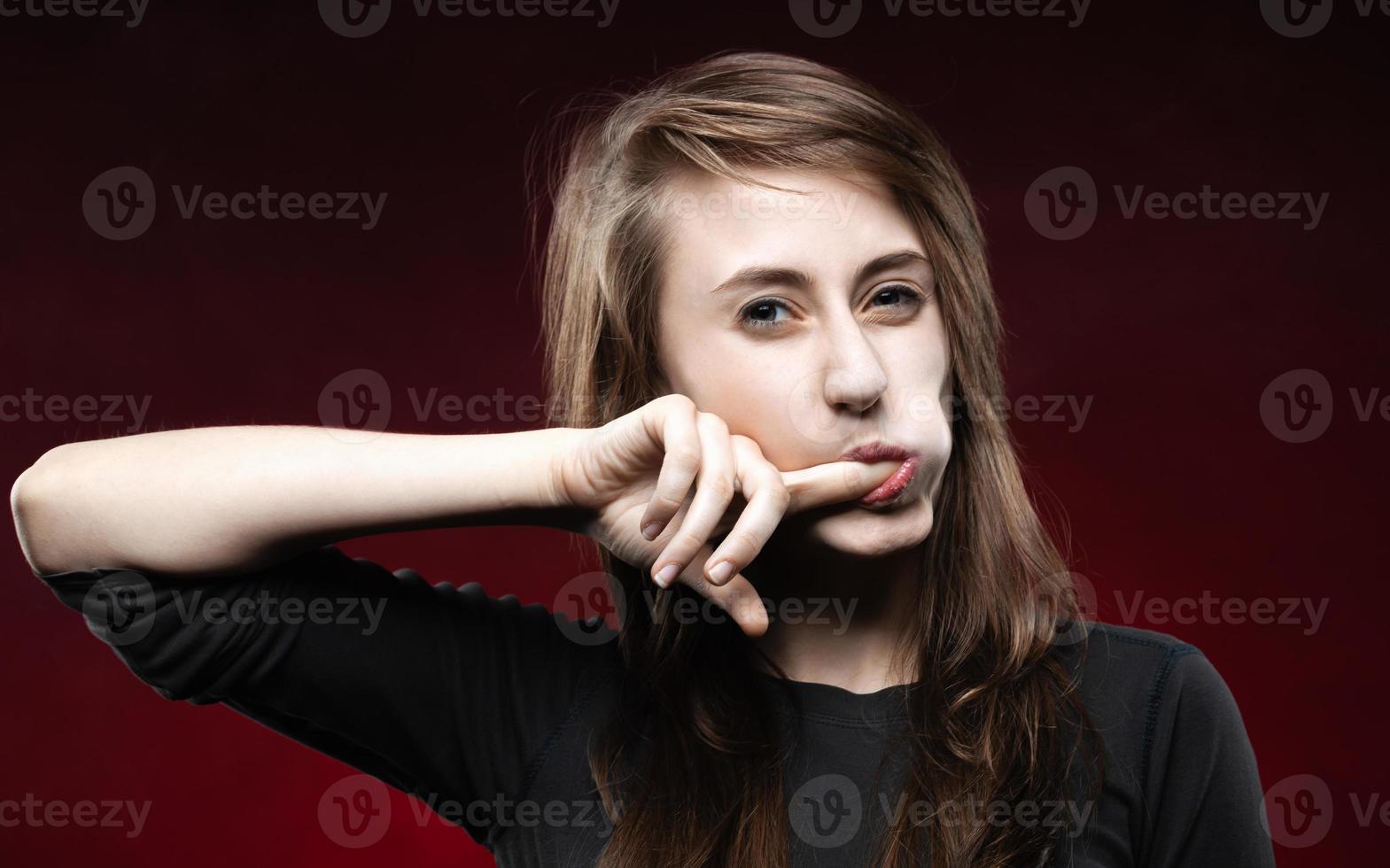 portrait d'une jeune femme émotive photo