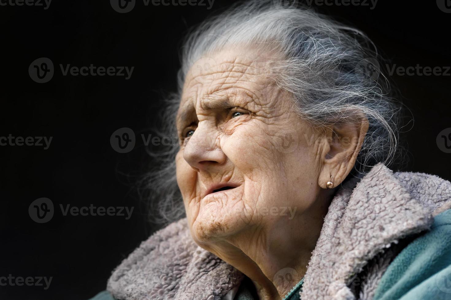 portrait d'une très vieille femme ridée photo