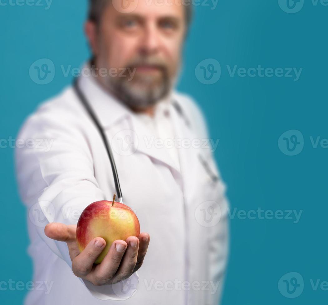médecin donnant une pomme pour une alimentation saine photo