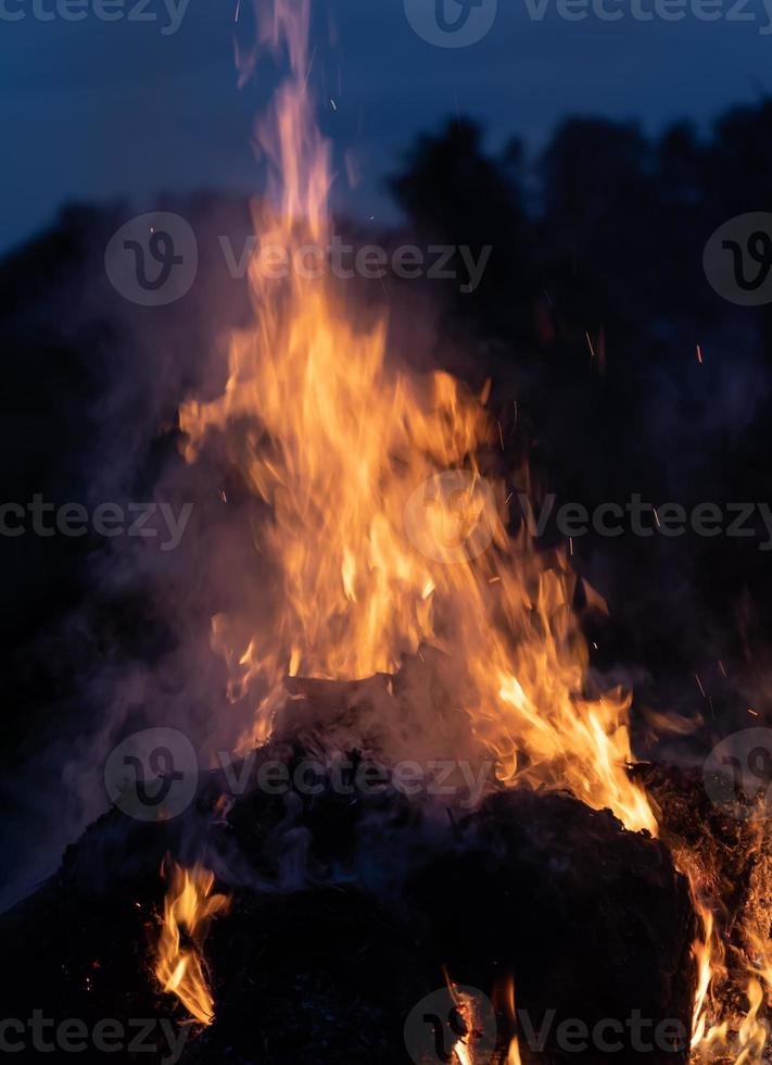 flammes de feu sur fond noir photo