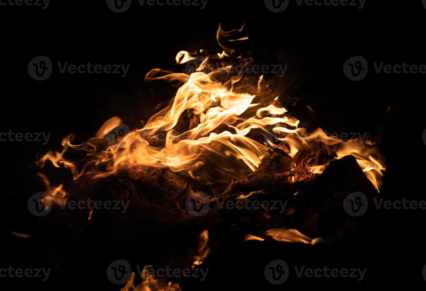 flammes de feu sur fond noir photo