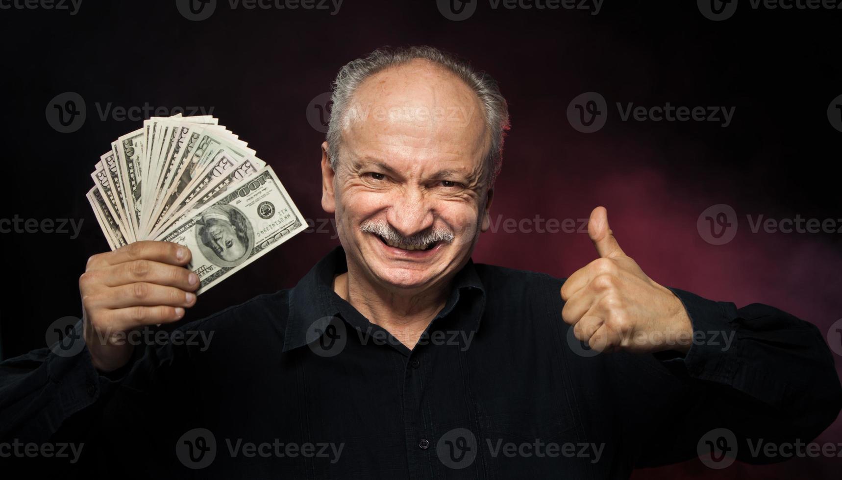 vieil homme avec des billets d'un dollar photo