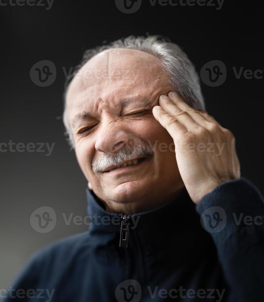 vieil homme avec infection et température élevée photo