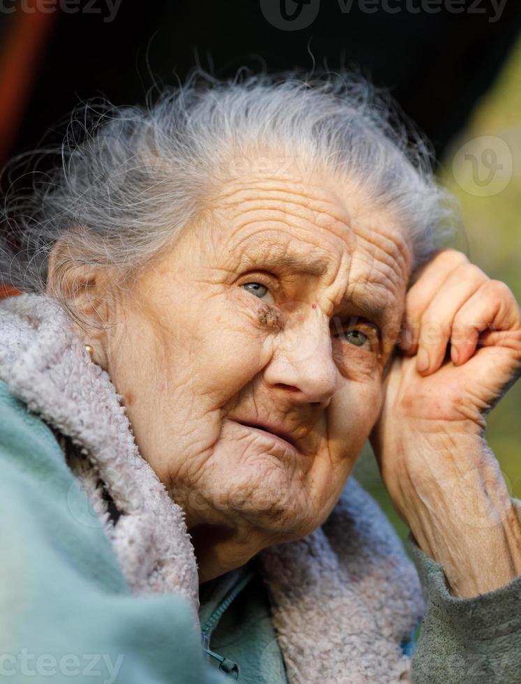 portrait d'une très vieille femme ridée photo