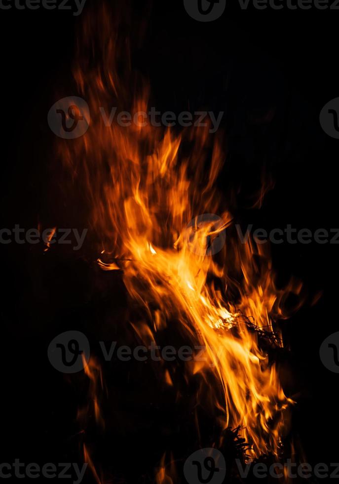 flammes de feu sur fond noir photo