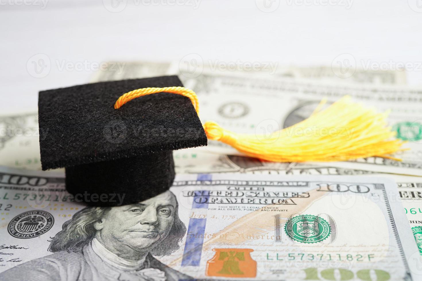 chapeau d'écart de graduation sur l'argent des billets en dollars américains, frais d'étude de l'éducation apprentissage enseigner le concept. photo