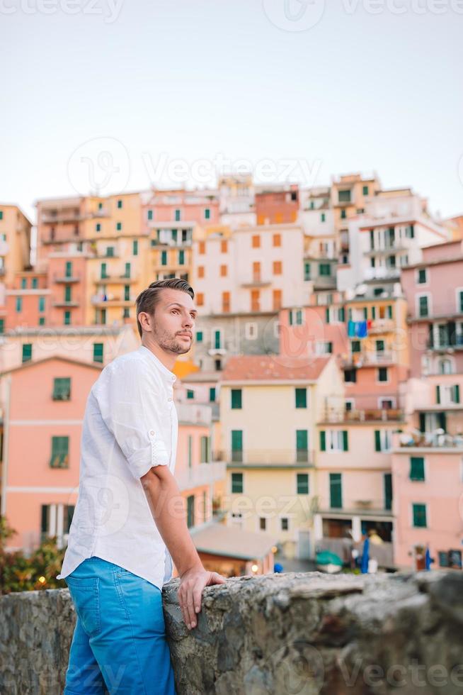 Touriste regardant vue panoramique sur manarola, cinque terre, ligurie, italie photo