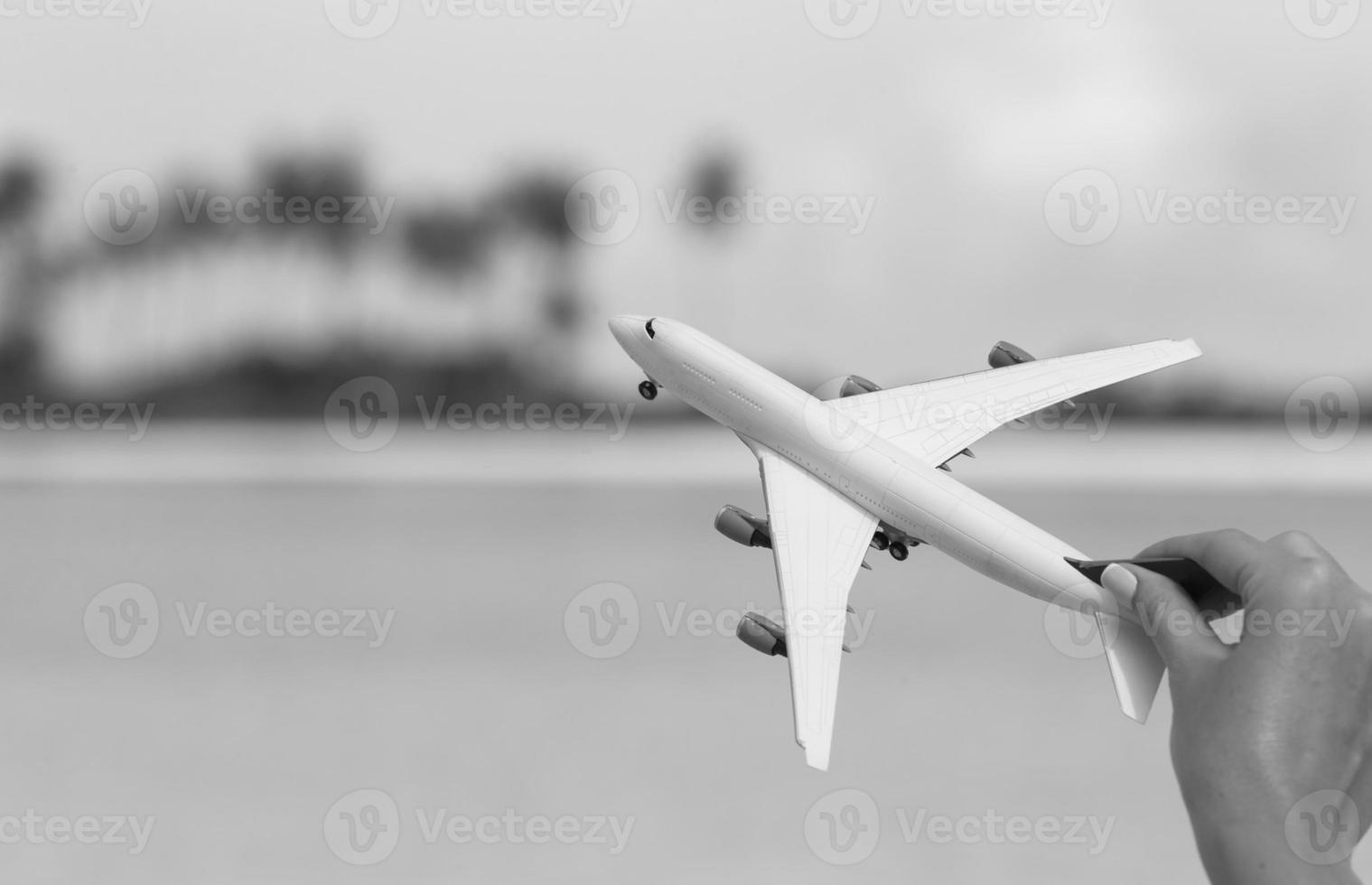 petite miniature blanche d'un avion. photo blanc noir. 18128275 Photo de  stock chez Vecteezy