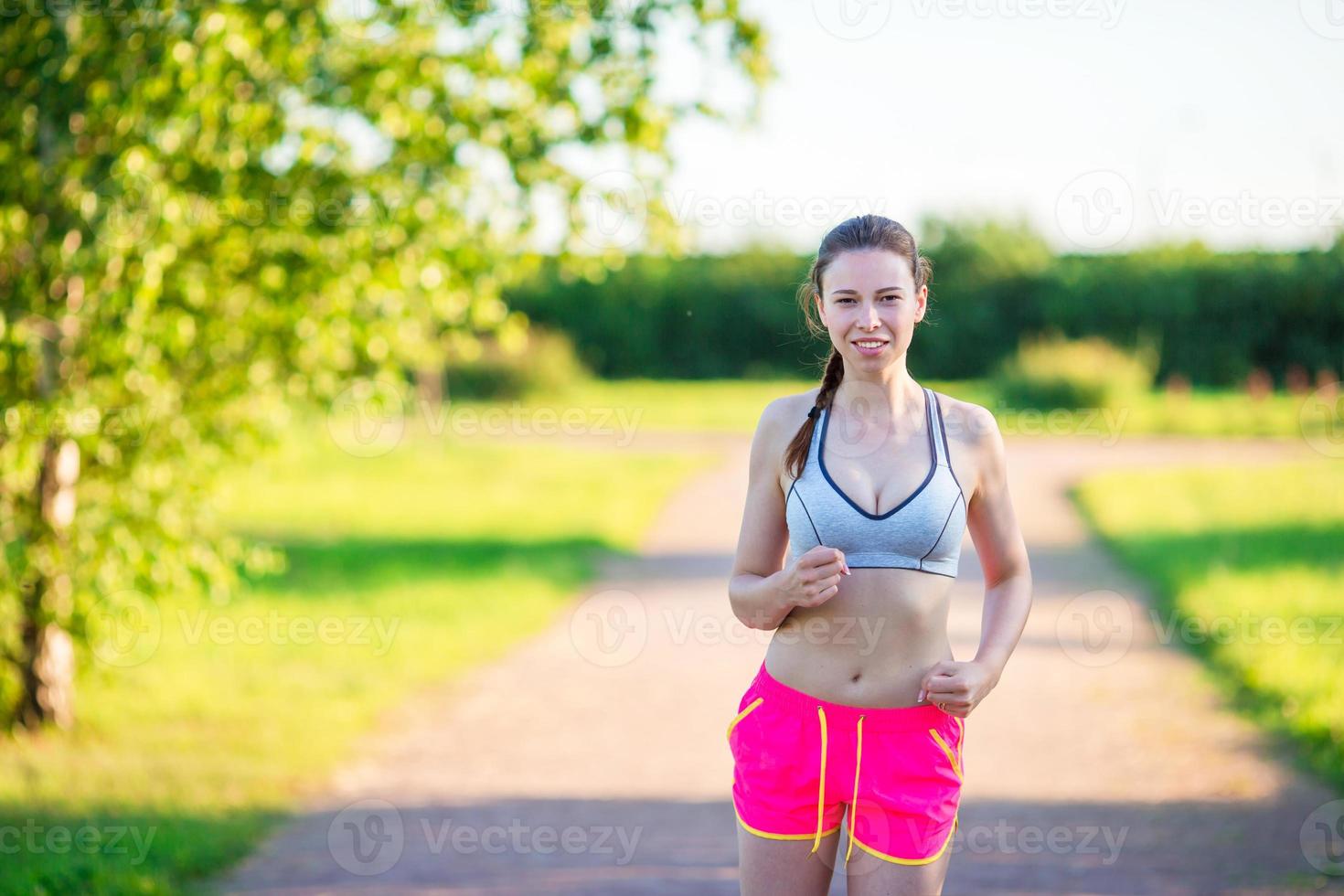 belle jeune fille sportive qui court à l'extérieur. Coureur - femme qui court à l'extérieur s'entraînant pour le marathon photo