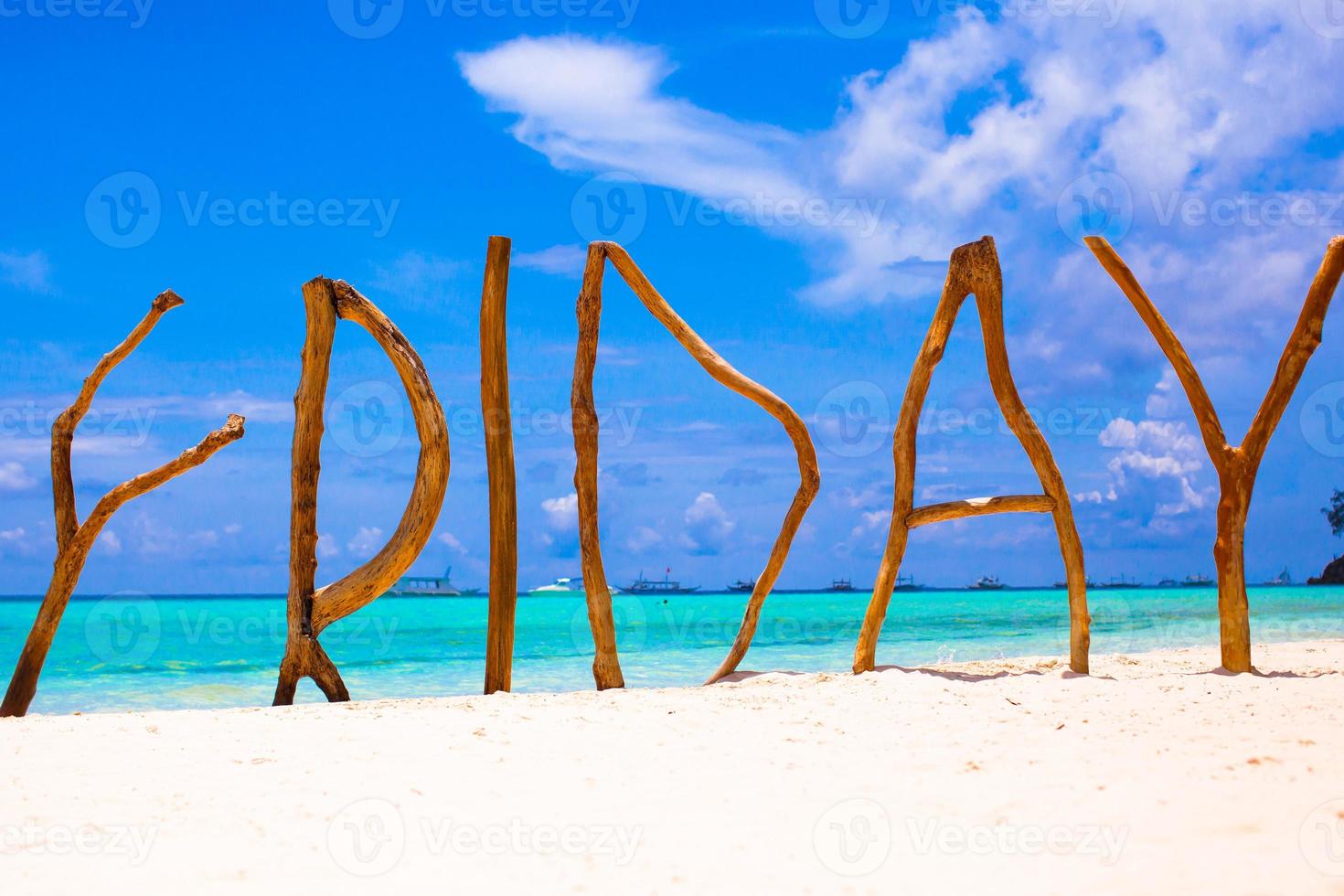 plage de sable blanc parfaite et mer turquoise sur une île tropicale avec des lettres en bois faites le mot du vendredi photo