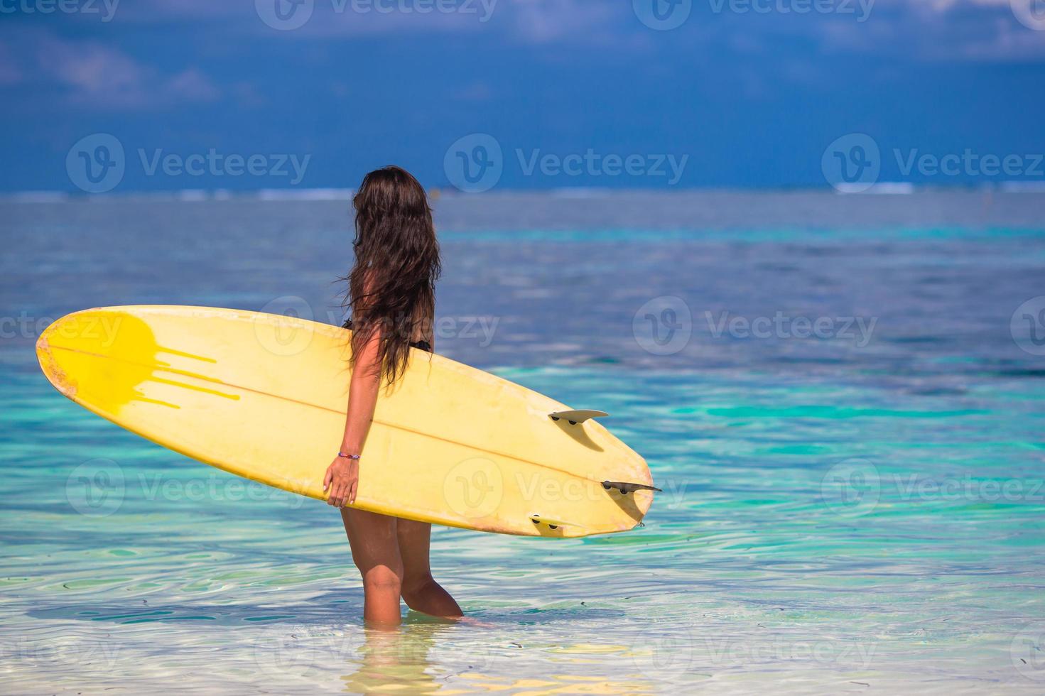 Belle surfeuse surfant pendant les vacances d'été photo