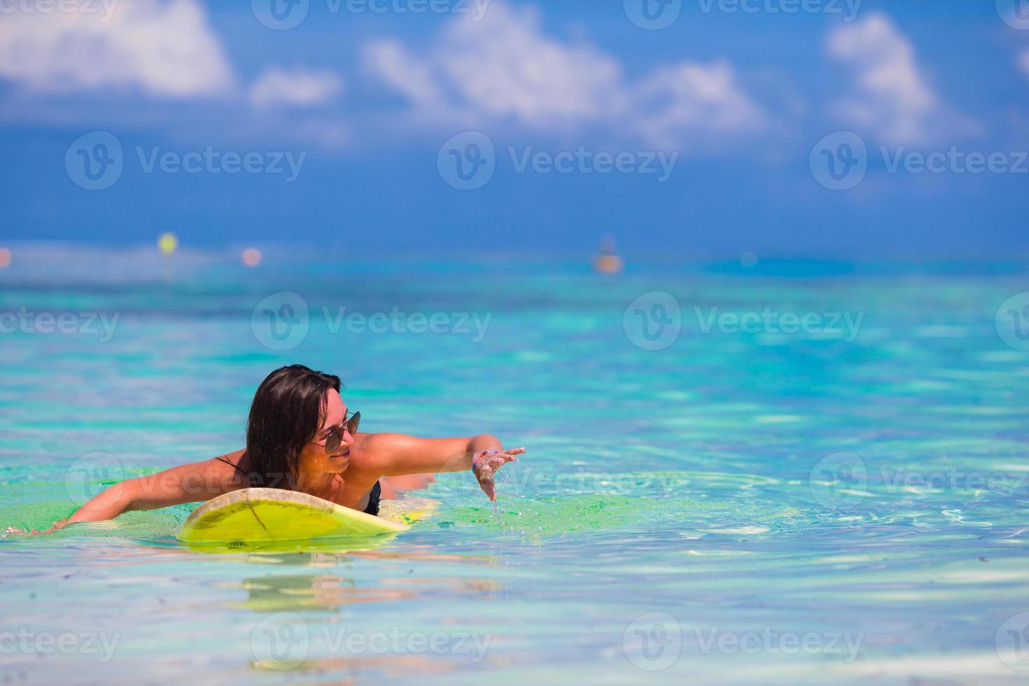 jeune surfeuse surfant pendant les vacances à la plage photo