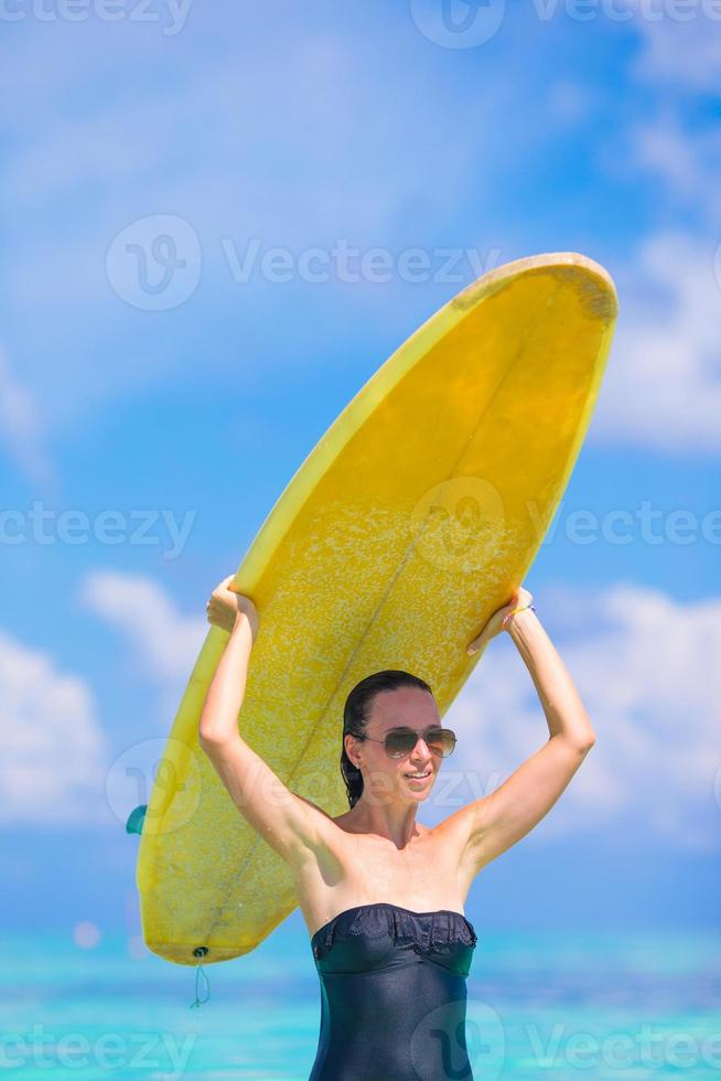 Belle surfeuse surfant pendant les vacances d'été photo