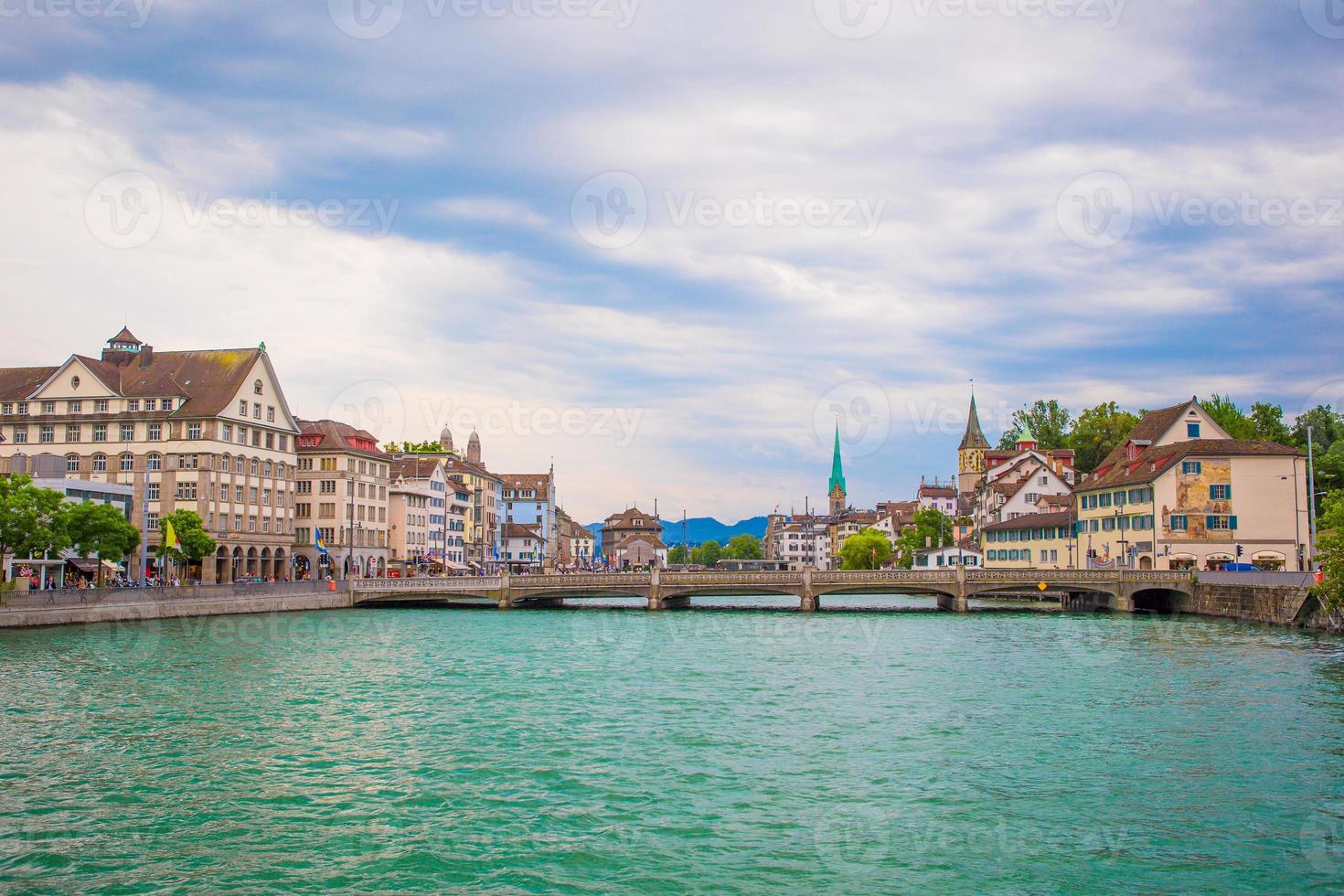 vue sur le centre-ville historique de zurich. église et rivière limmat, suisse photo