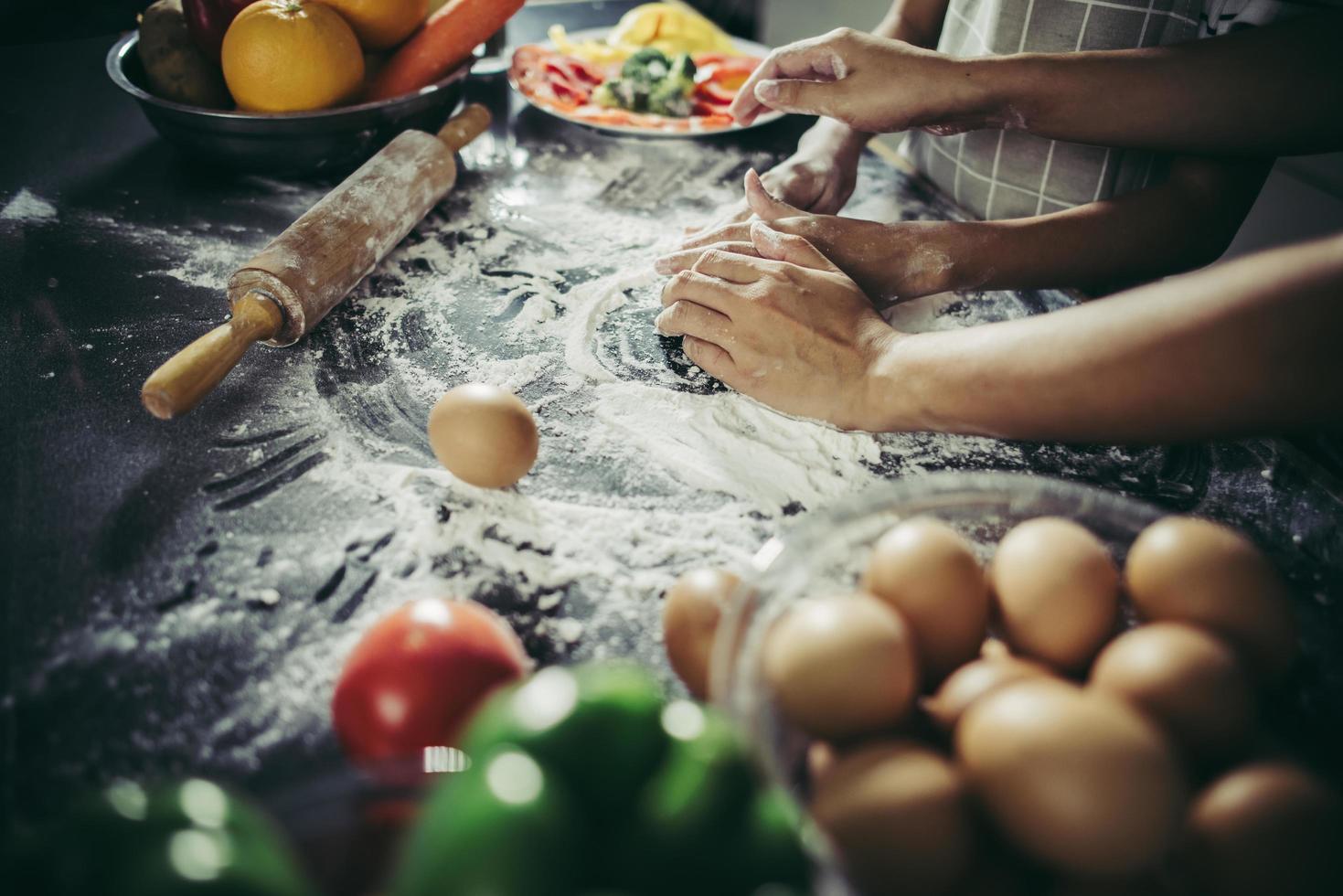 gros plan, de, mains, aplatissement, pâte photo