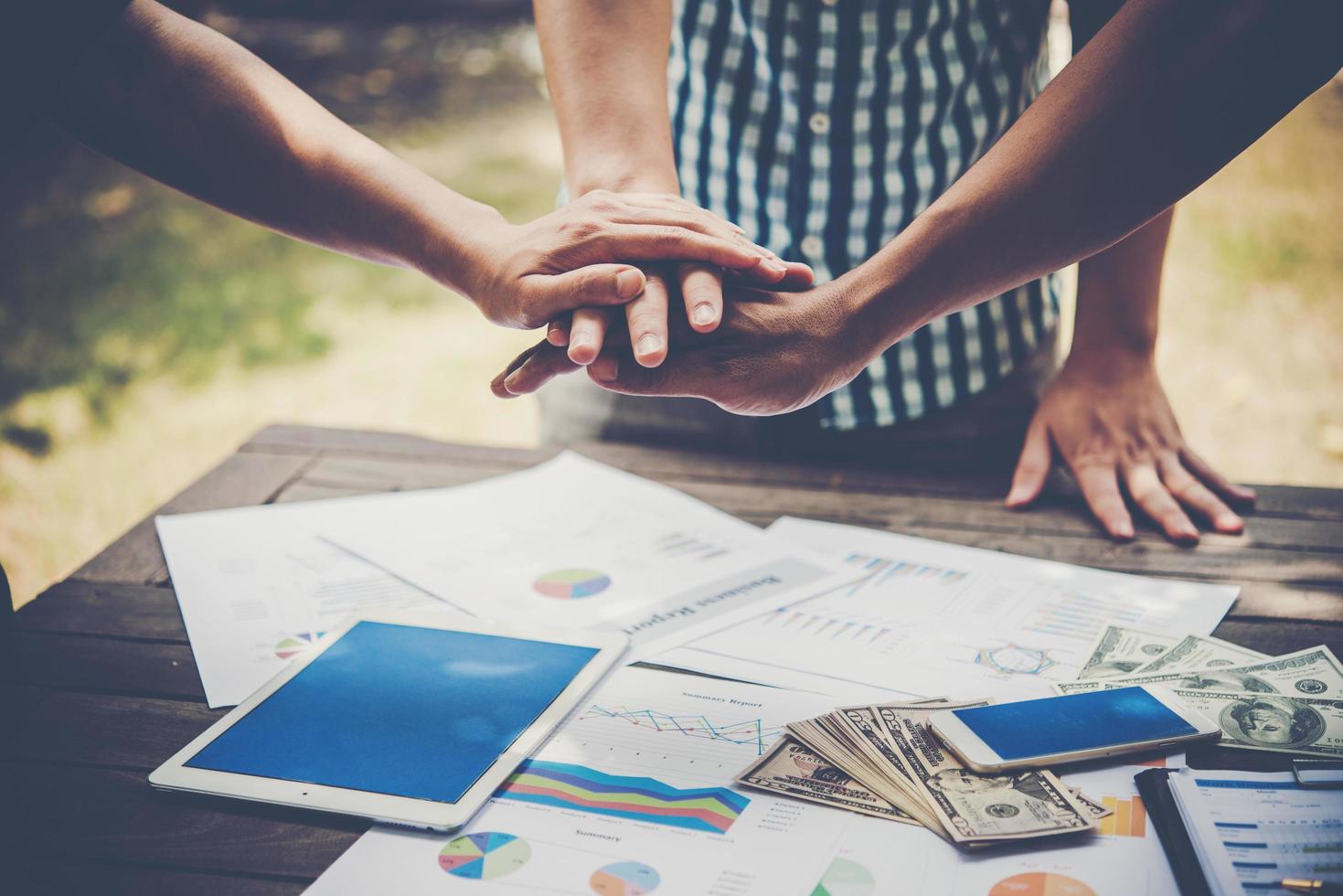 entreprise mettant les mains ensemble pour représenter le travail d'équipe photo