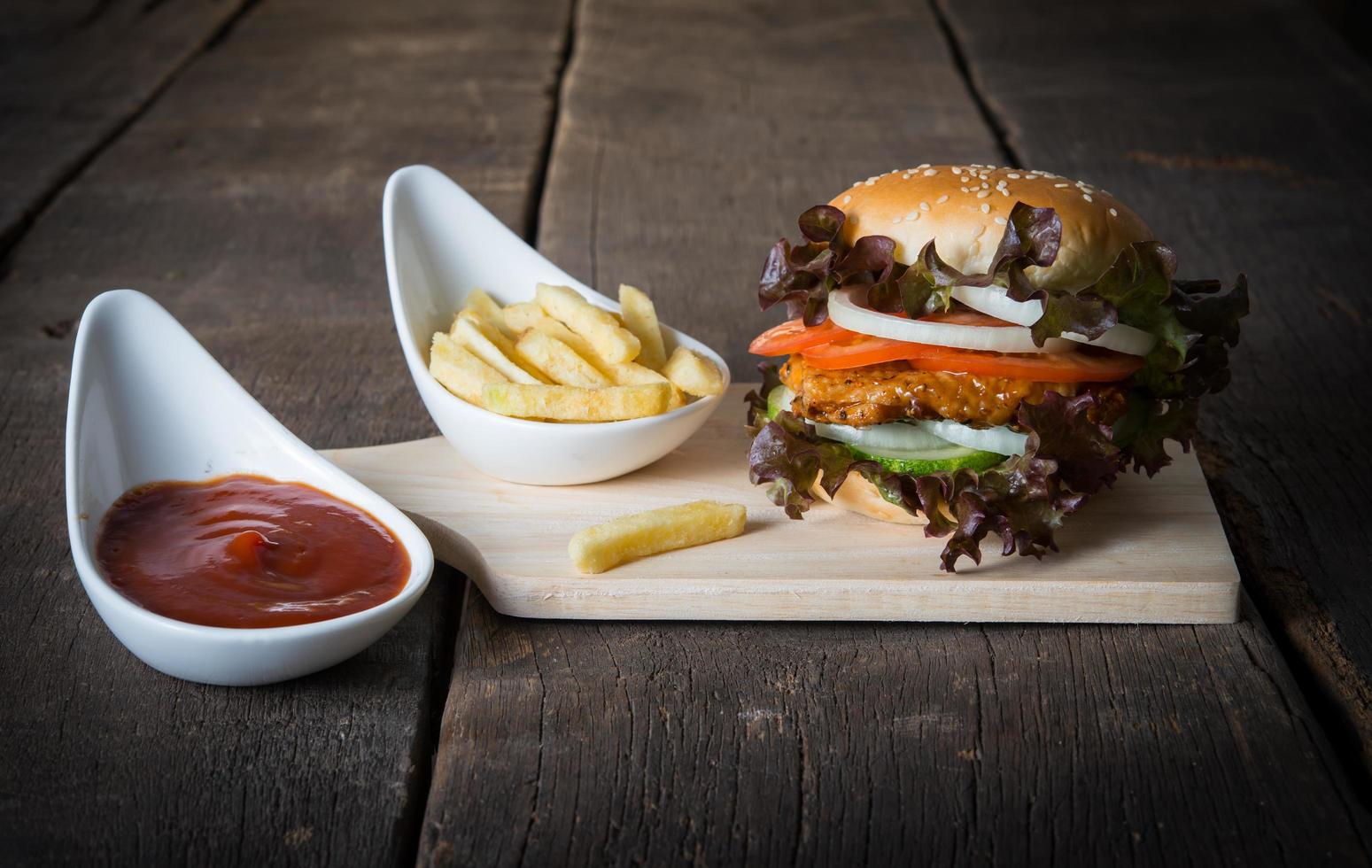 Hamburger maison rustique et frites avec sauce tomate photo