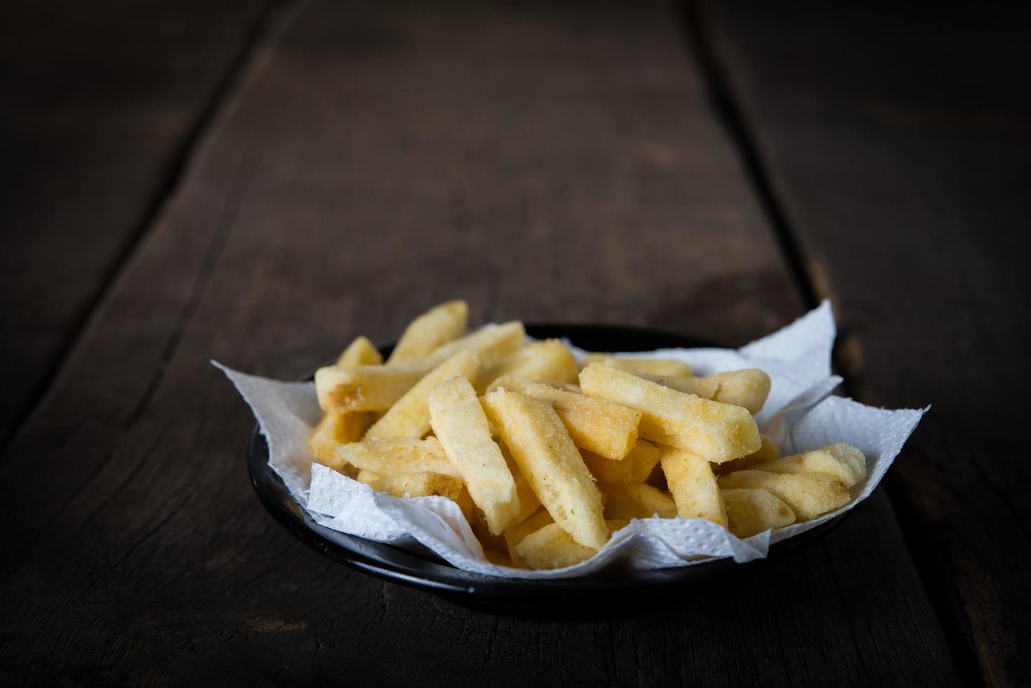 savoureuses frites sur fond de table en bois photo