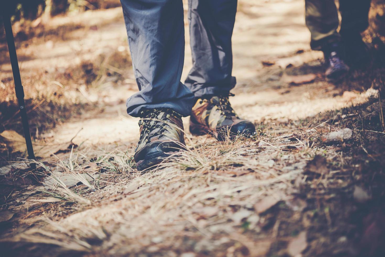 gros plan, de, a, pied homme, randonnée, sur, a, chemin montagne photo